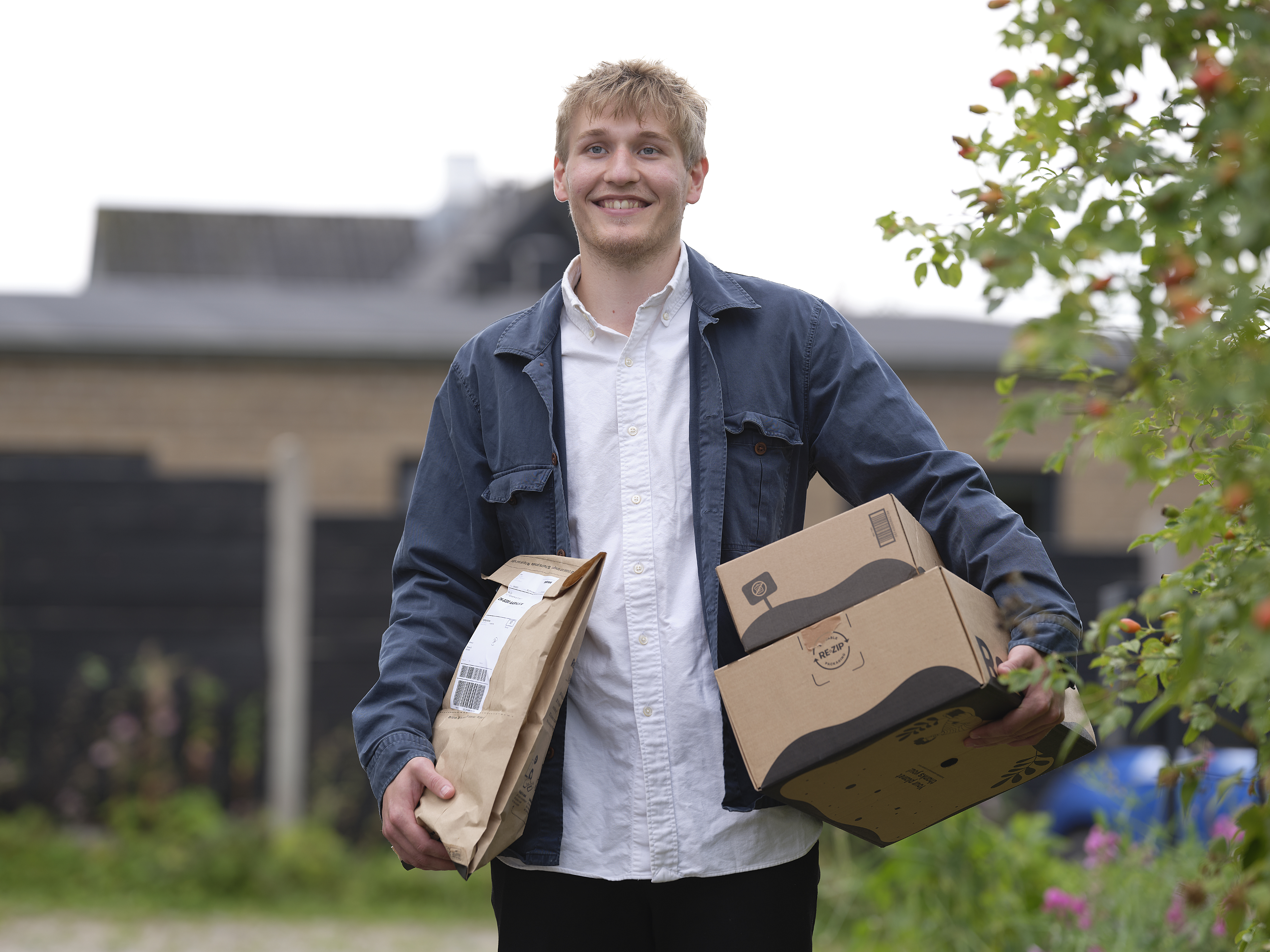 Customer with RE-ZIP reusable box and paper shipping bag